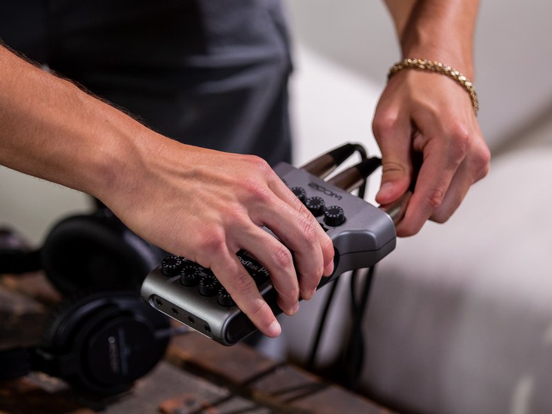 ZOOM PodTrak P4 Portable Multitrack Podcast Recorder