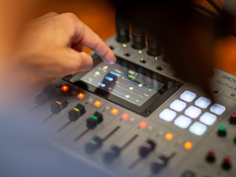 ZOOM PodTrak P8 Portable Multitrack Podcast Recorder